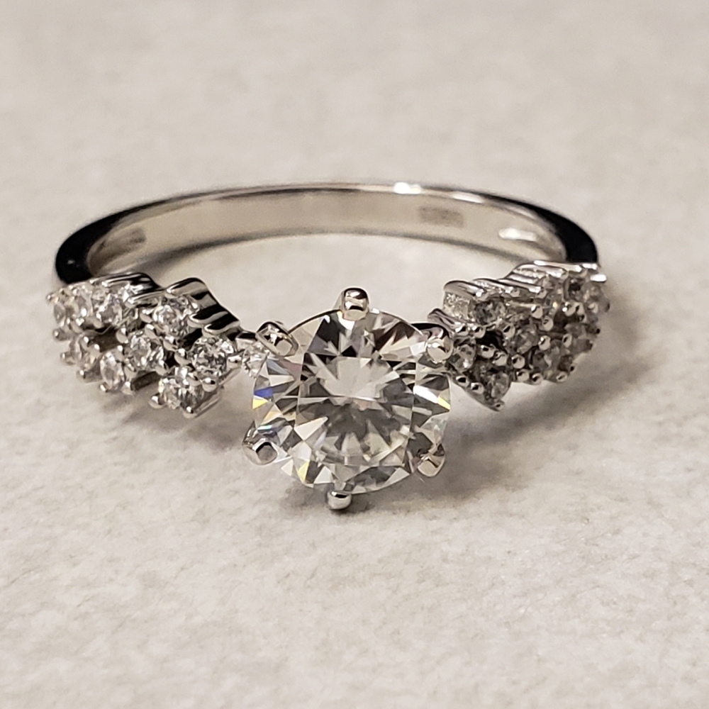 Sz 8, New 1 Ct Moissanite Ring, 18K White Gold on 925 Sterling Silver